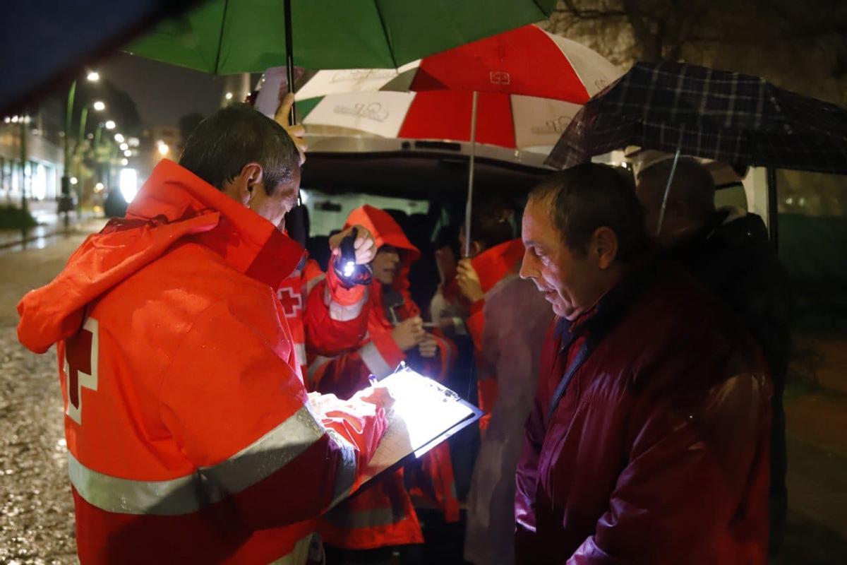 Atencíón a personas sin hogar, en la noche de este jueves, bajo la lluvia.
