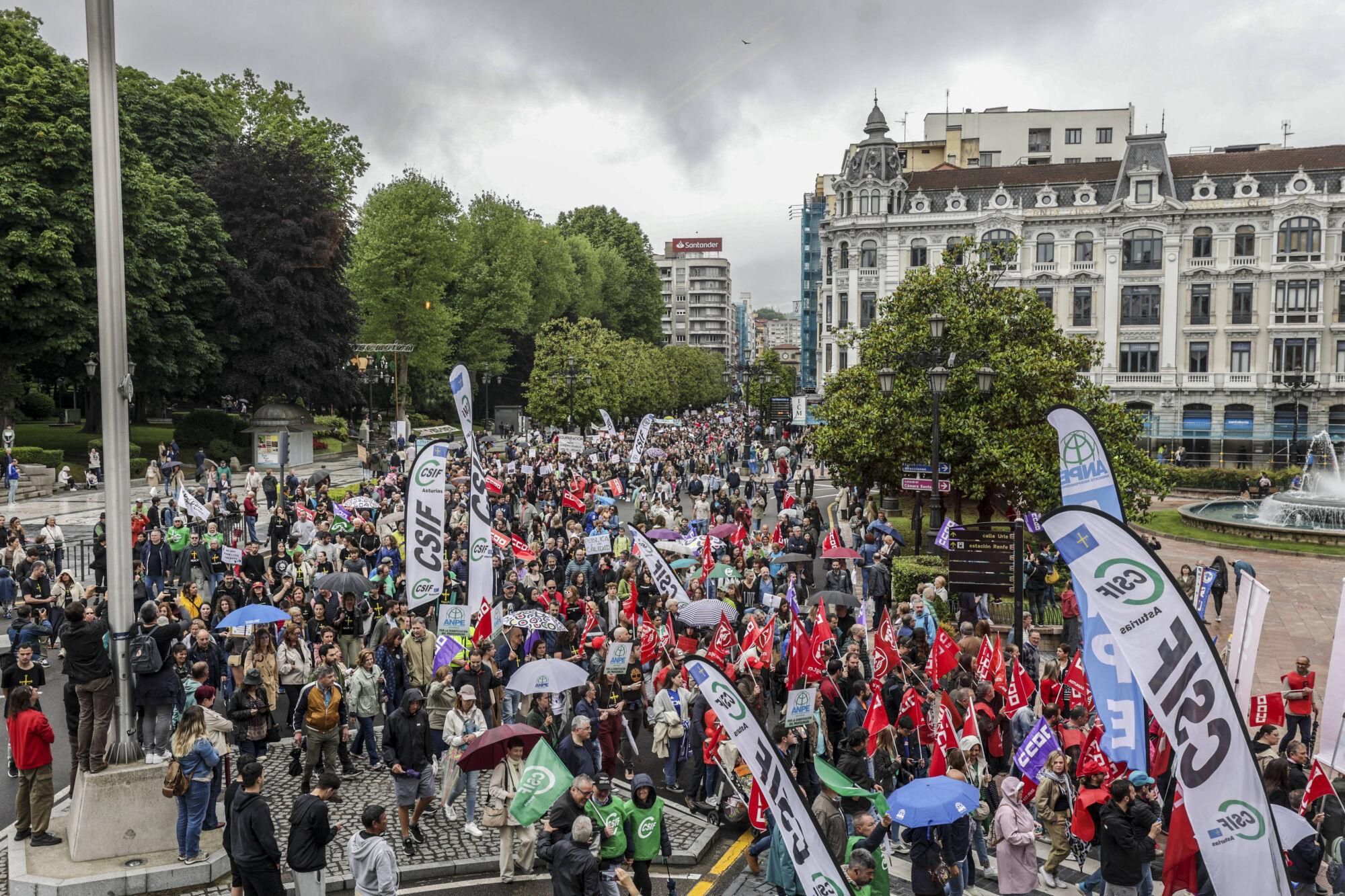 EN IMÁGENES: Así fue la gran manifestación de profesores por la enseñanza pública asturiana