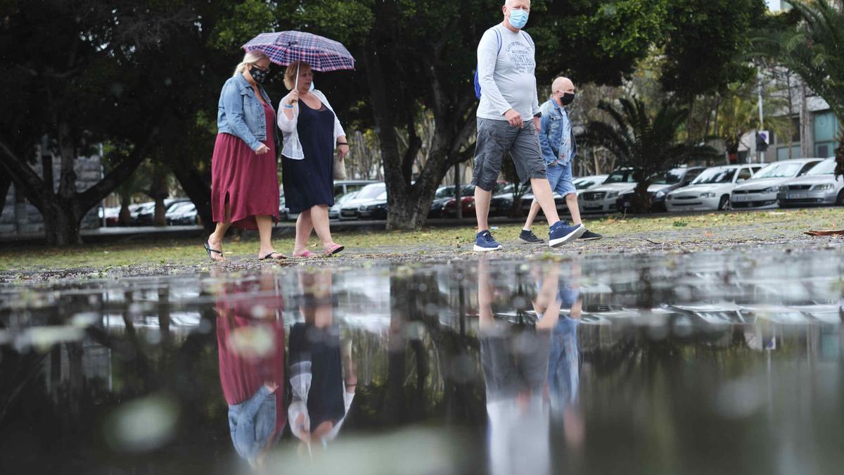 Varias personas pasean en Santa Cruz de Tenerife durante las últimas lluvias.