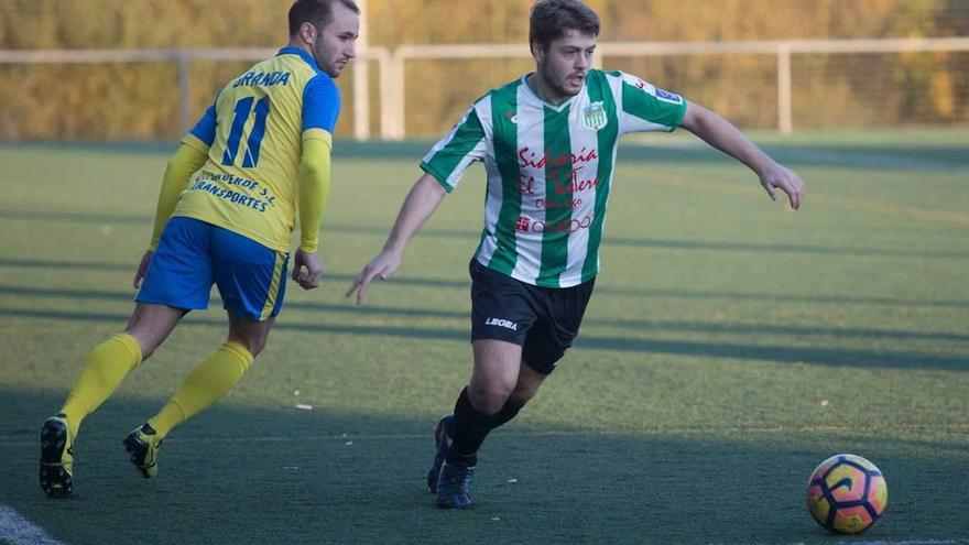 Una acción del partido de ayer entre el San Claudio y el Nalón.