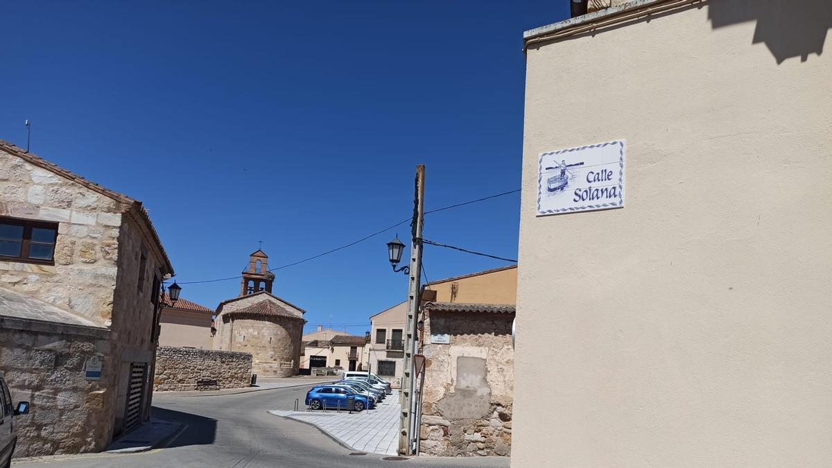 Placas cerámicas en las calles de Olivares. La calle Solana representa al popular barquero.