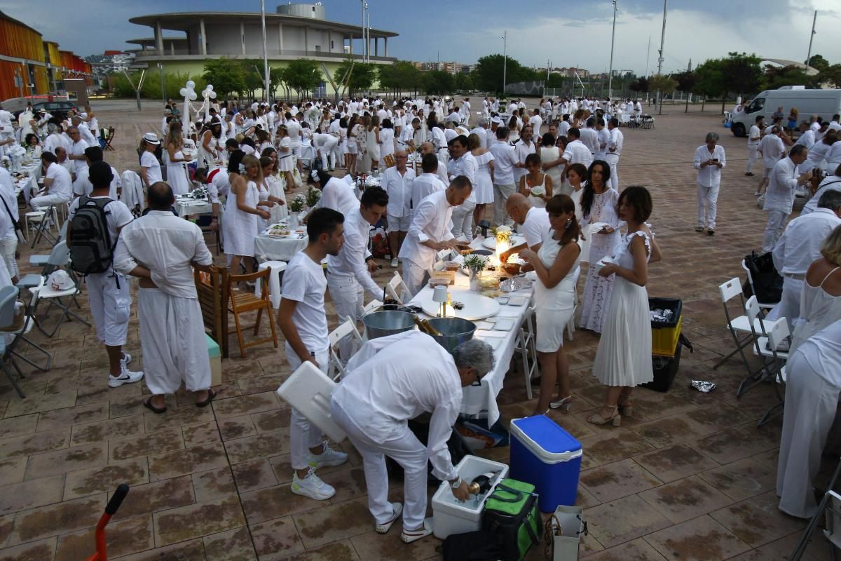 Cena en blanco junto a El alma del Ebro