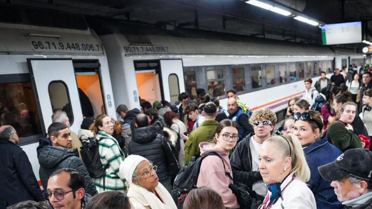 Aglomeración de pasajeros en Sants, el pasado lunes