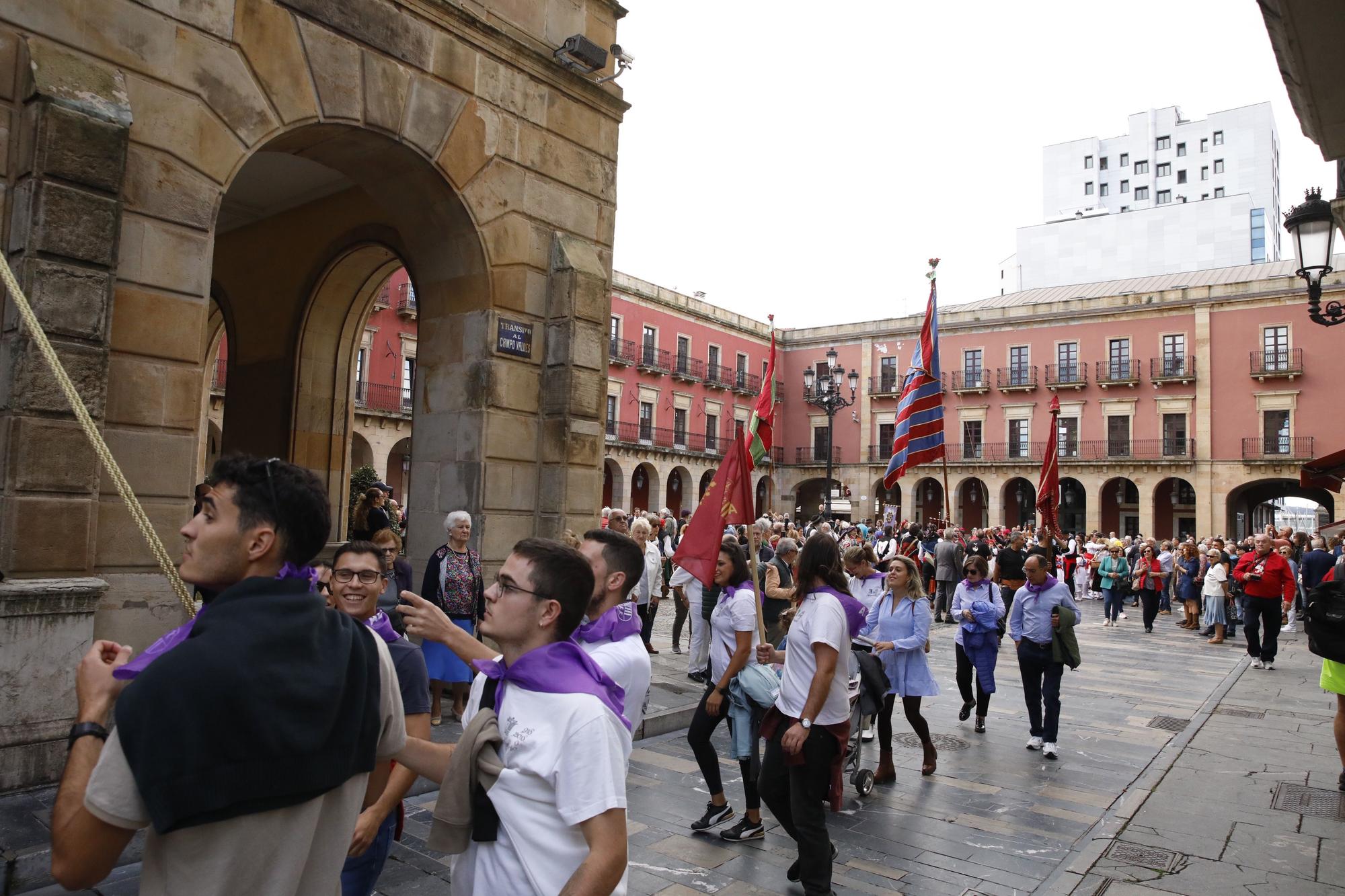 En imágenes: Gijón celebra el Día de León con bailes y el desfile de pendones