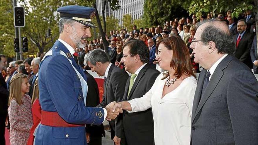 Armengol, saludando al Rey el jueves en Madrid durante el desfile por la Fiesta Nacional.