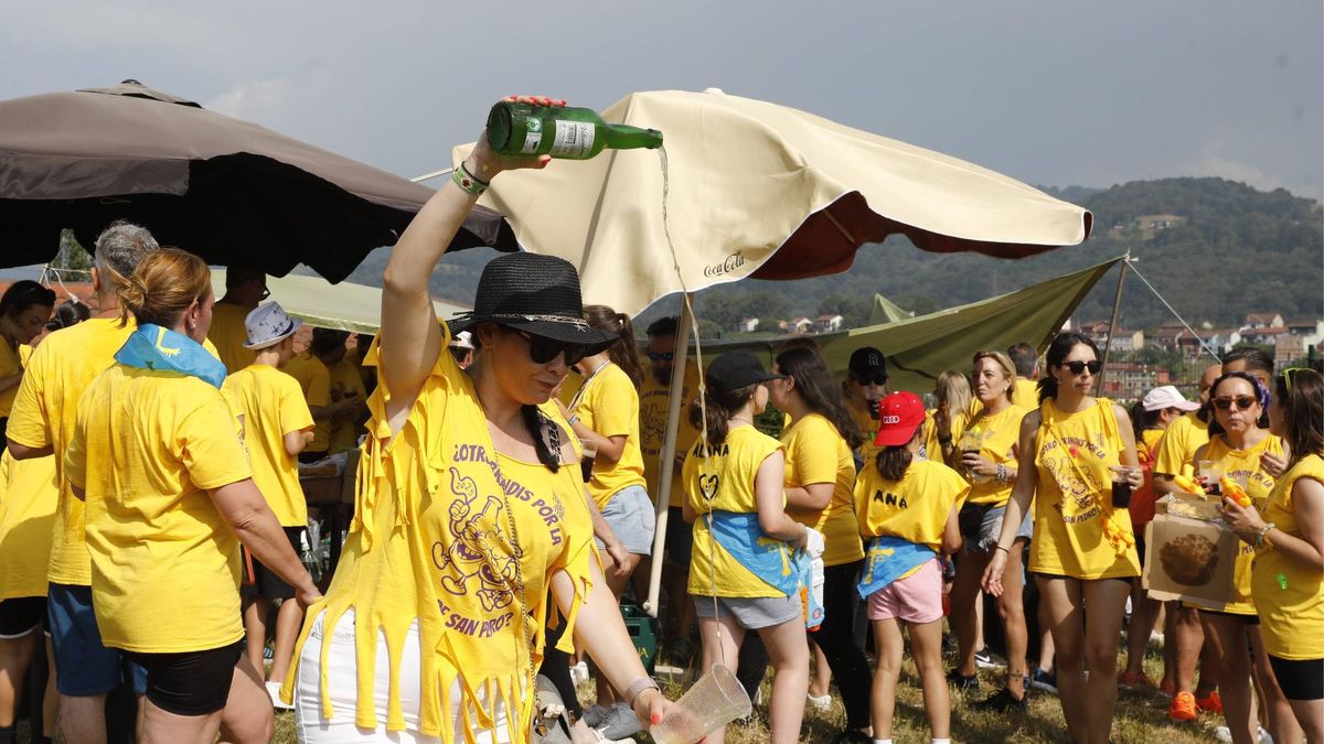 Así es la jira de las fiestas de San Pedro de La Felguera: sidra, calimocho y hasta ¡agua! contra el sofocante calor