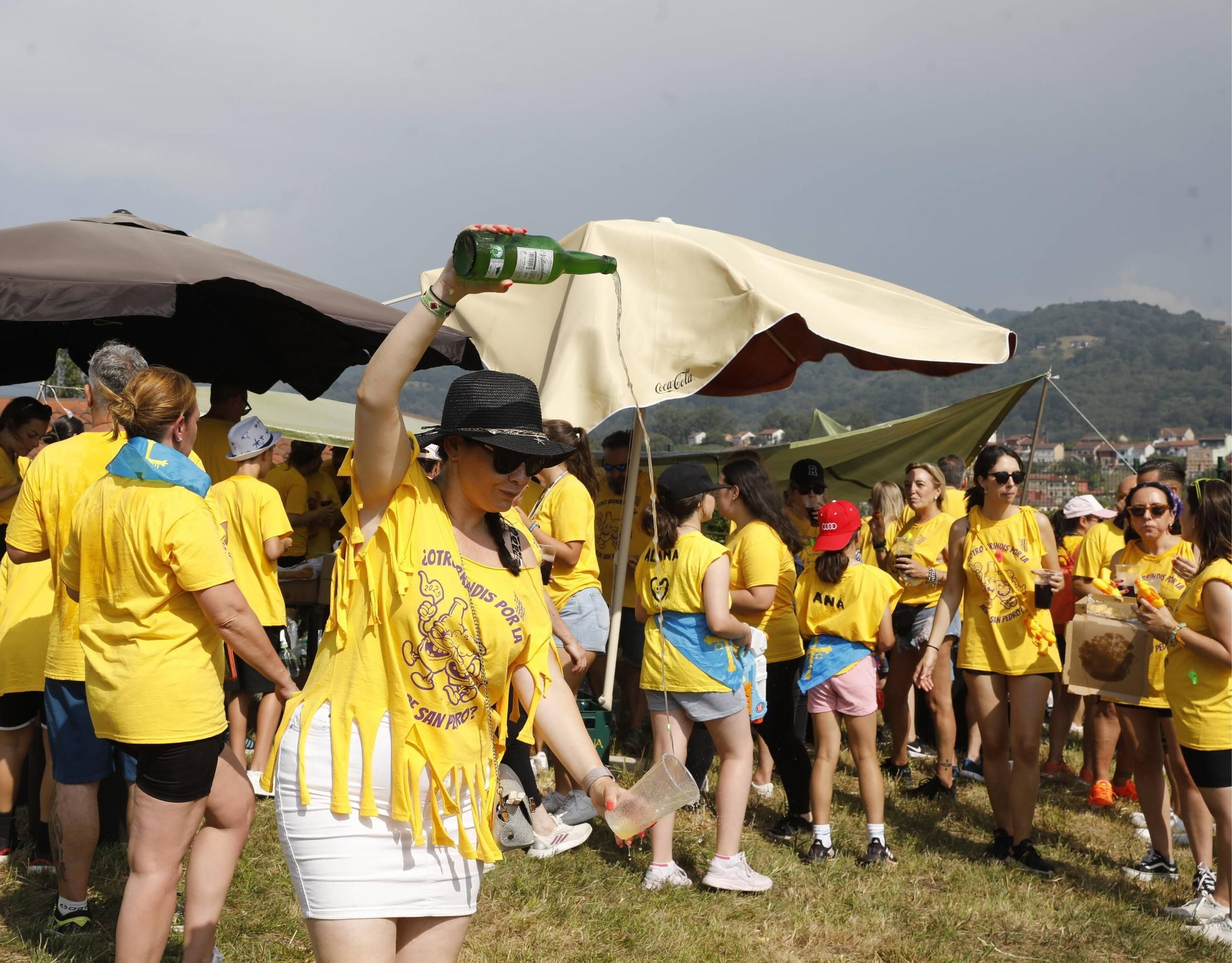 Así es la jira de las fiestas de San Pedro de La Felguera: sidra, calimocho y hasta ¡agua! contra el sofocante calor