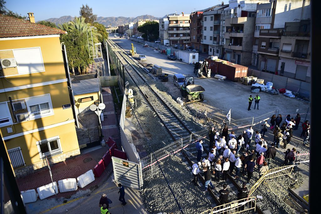 Los vecinos de las vías, celebran su primer viaje en el nuevo tren soterrado