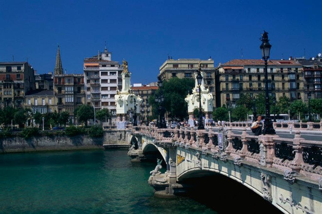 Puente de María Cristina sobre el río Urumea.