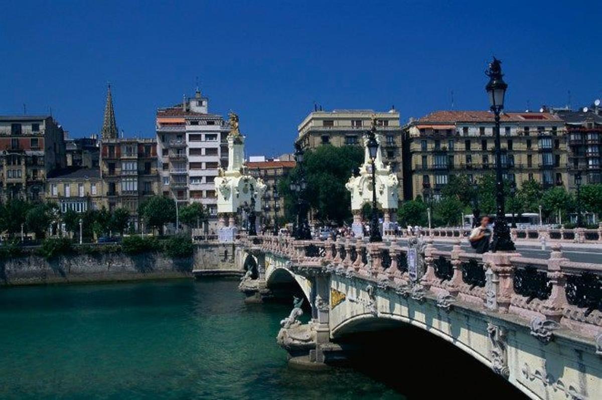 Puente de María Cristina sobre el río Urumea.