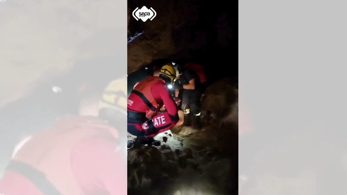 Angustioso rescate en una cueva de Llanes que da al mar de una mujer que se rompió un tobillo