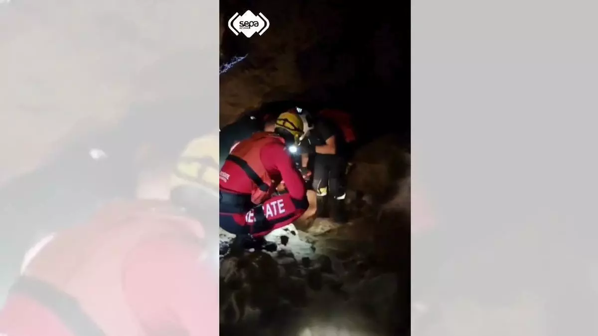 Angustioso rescate en una cueva de Llanes que da al mar de una mujer que se rompió un tobillo