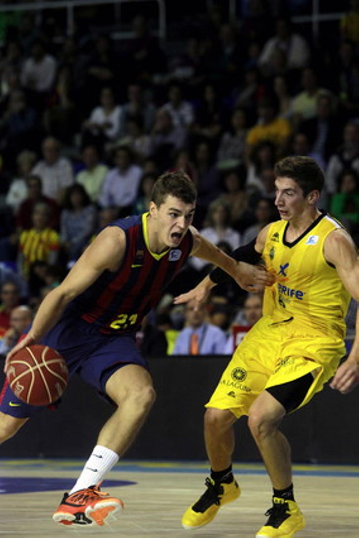 L’aler croat del Barcelona, Mario Hezonja, porta la pilota davant l’oposició de l’escorta italià del CB Canàries, Nicolas Richotti, al Palau Blaugrana. L’aler croat del Barcelona, Mario Hezonja, porta la pilota davant l’oposició de l’escorta italià del CB Canàries, Nicolas Richotti, al Palau Blaugrana.