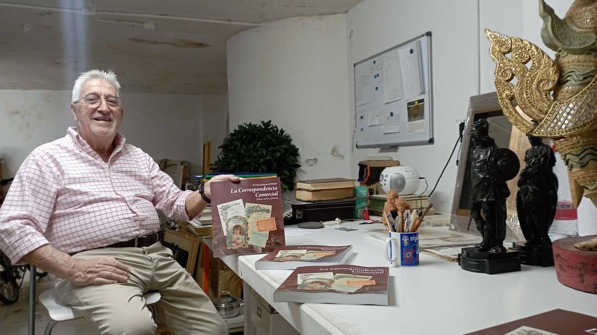 El coleccionista Andrés Sanz, con su nuevo libro sobre la correspondencia comercial de Málaga.