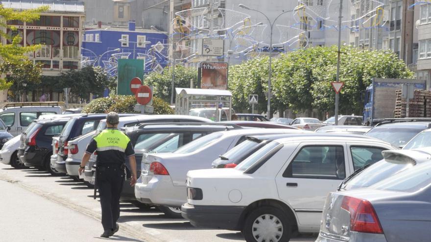 Vehículos aparcados en el centro de Sada, junto a la Terraza.