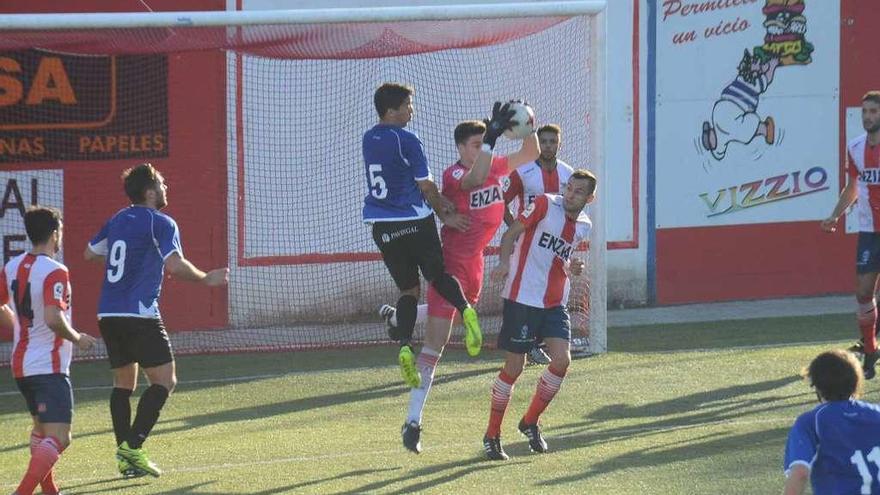 El portero Álex Vila ataja un balón en un encuentro anterior frente al Laracha. // Gonzalo Núñez