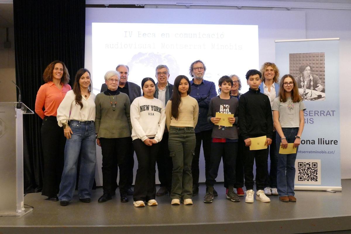 Foto de grup final de l'acte d'entrega de la IV Beca en Comunicació audiovisual Montserrat Minobis