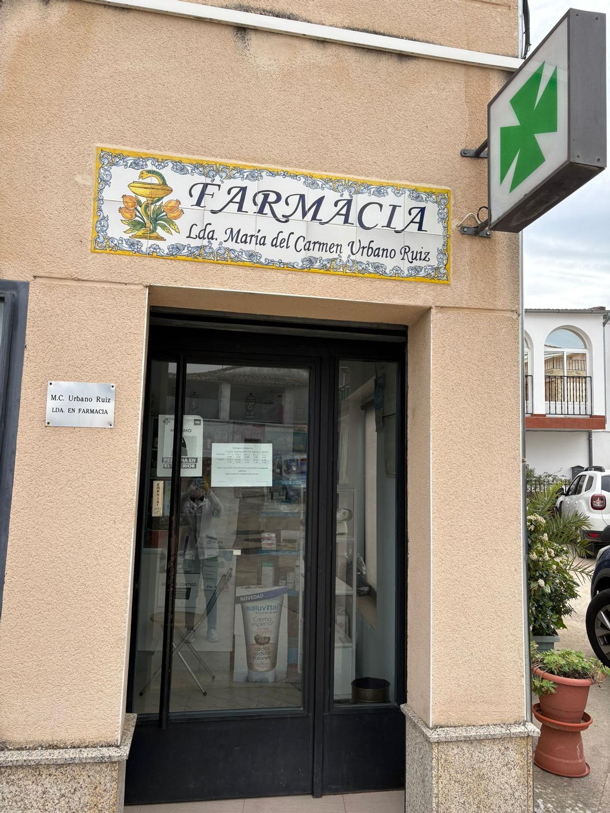 La farmacia de la que es titular Carmen Urbano en Oliva de Plasencia.