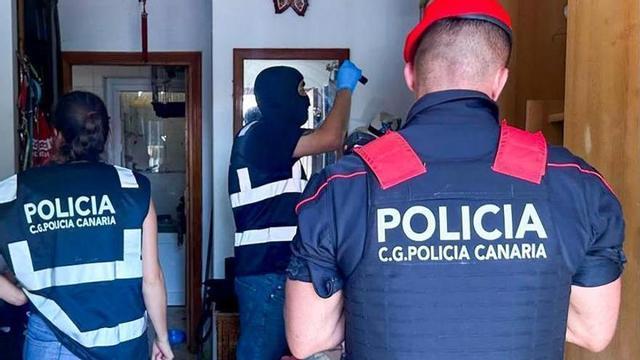 Agentes de la Policía Canaria en uno de los registros de la operación contra la corrupción de menores