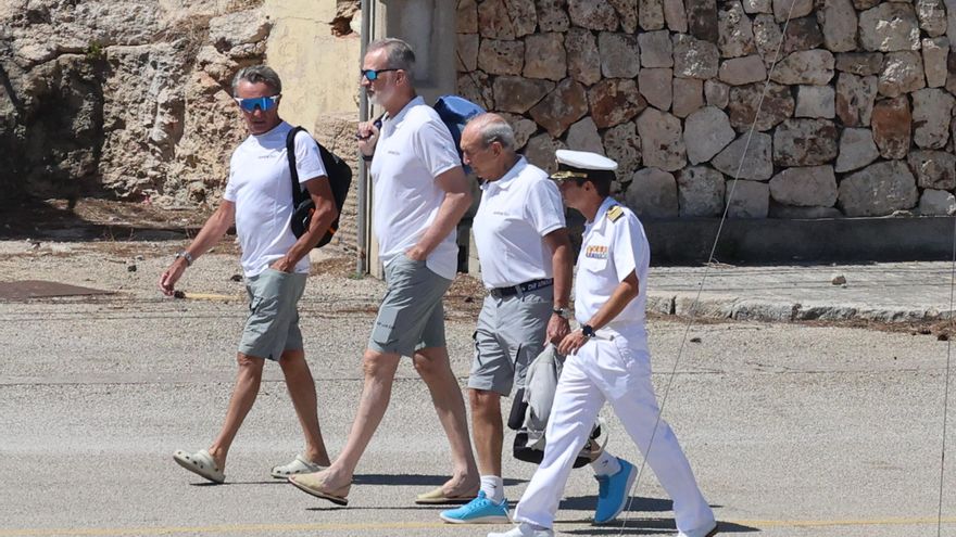 El rey se embarca en el Aifos antes de comenzar una semana de actos en Mallorca