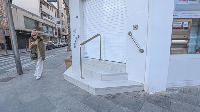 Escalones de una farmacia con orden de demolición en el centro de Torrevieja.   | TONY SEVILLA
