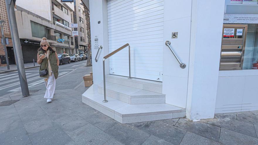 El Ayuntamiento de Torrevieja ordena a una farmacia demoler una escalera «ilegal»