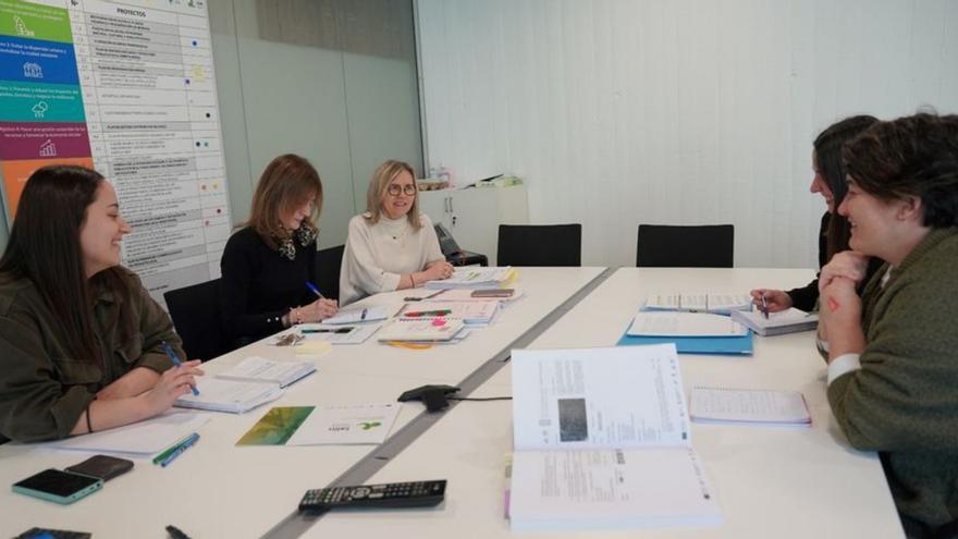 Pérez y técnicas municipales en la reunión.