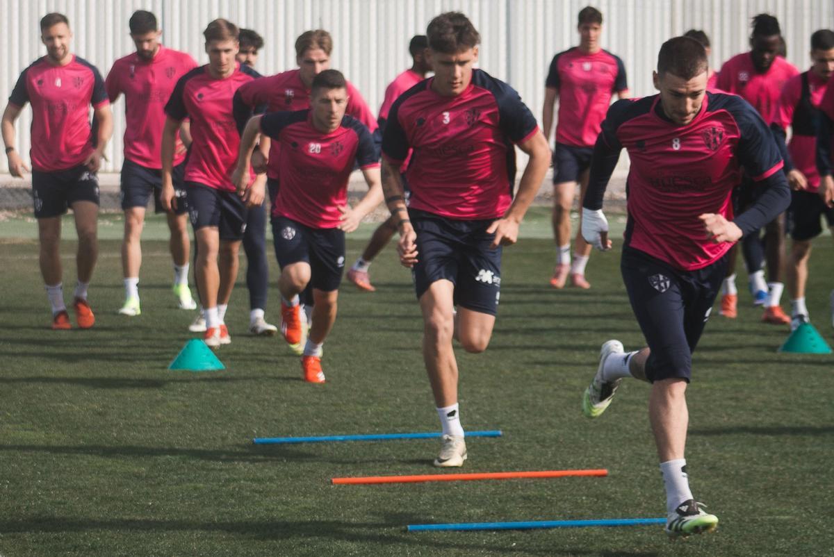 Los jugadores del conjunto azulgrana en un entrenamiento en la Base Aragonesa.