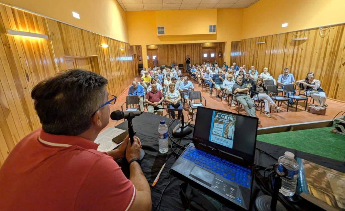Presentación del libro ‘Alpartir, un regalo en la Sierra de Algairén’.  | SERVICIO ESPECIAL