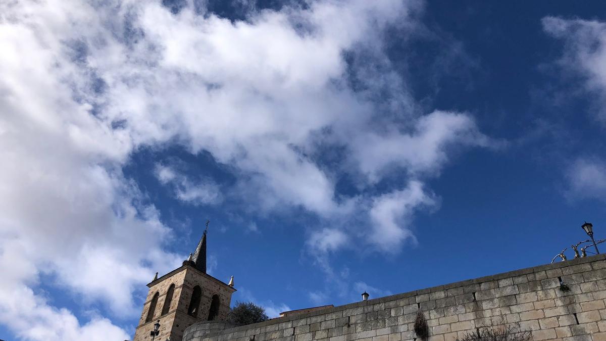 El tiempo en Zamora: nubes y claros sobre la iglesia de San Cipriano.