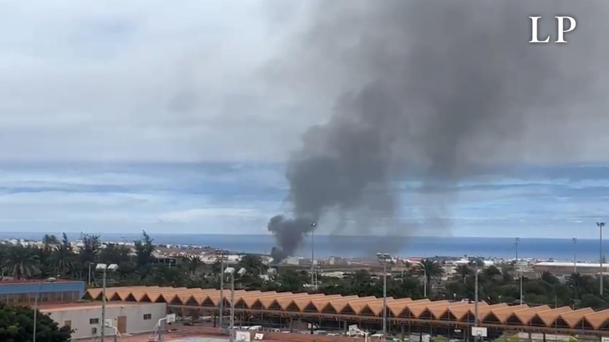 Un incendio arrasa residuos y estructuras en una parcela de San Antonio, Telde