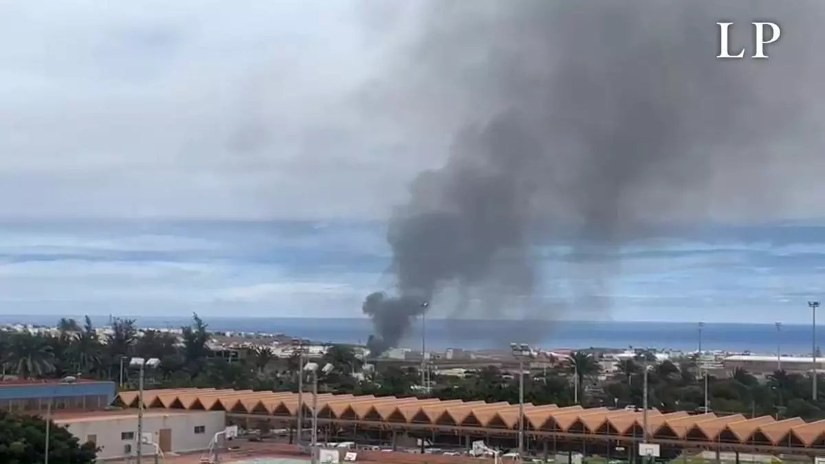 Un incendio arrasa residuos y estructuras en una parcela de San Antonio, Telde