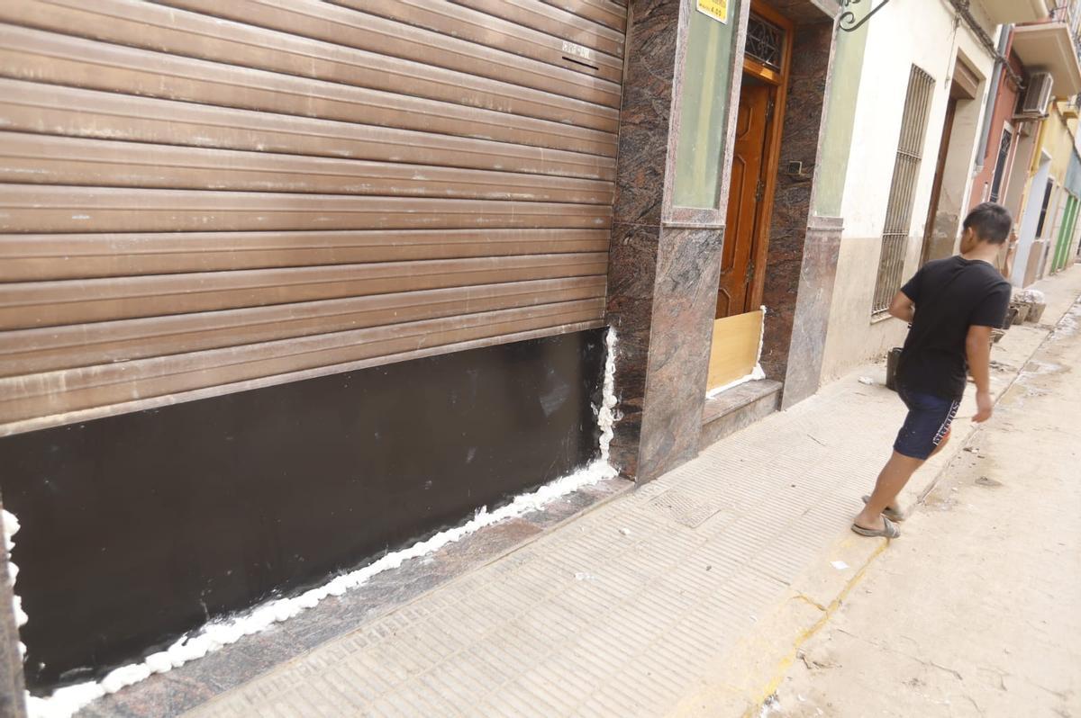 Los vecinos protegen sus bajos en Algemesí.