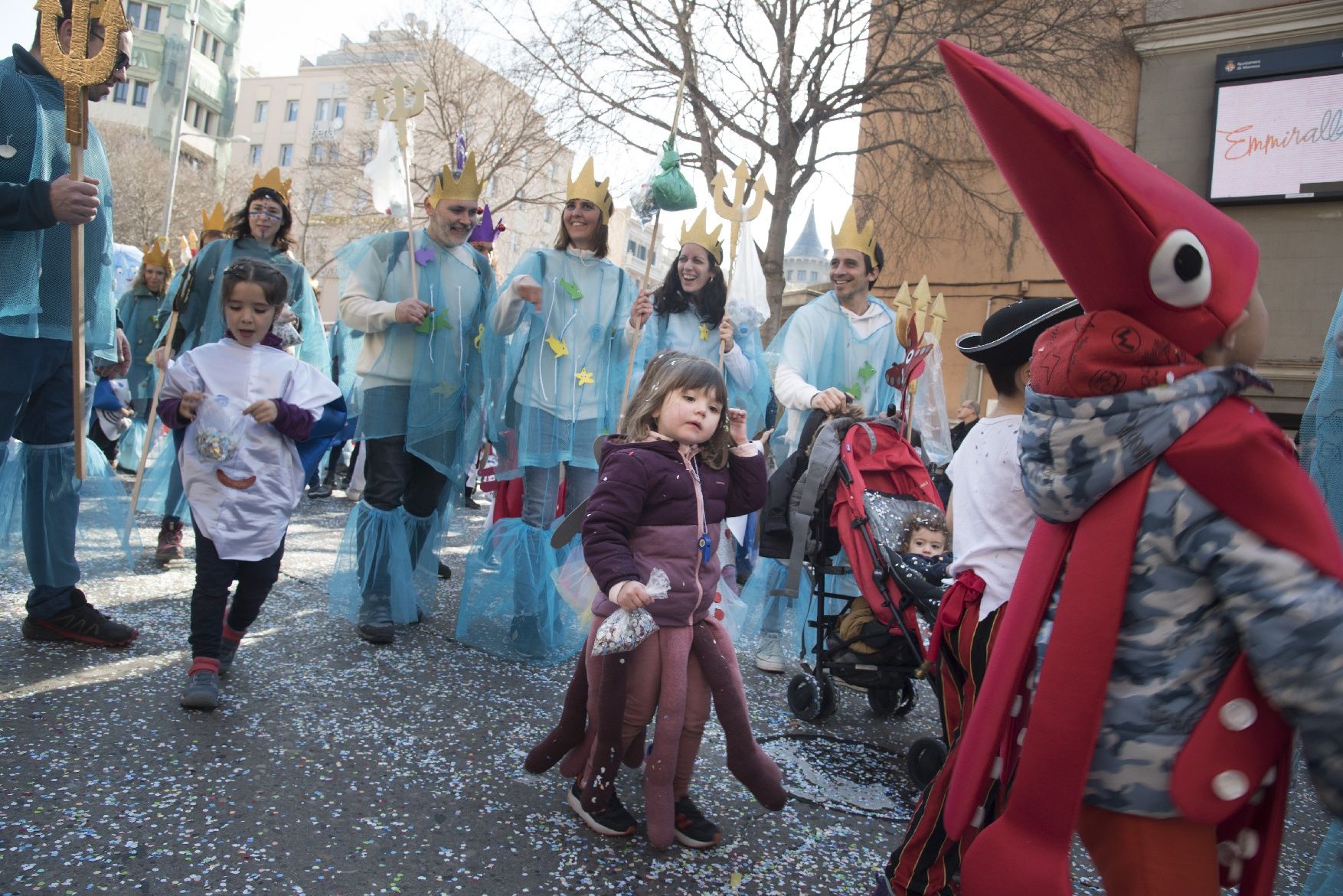 El Carnaval de Manresa recupera la seva màxima esplendor amb una marea d’infants