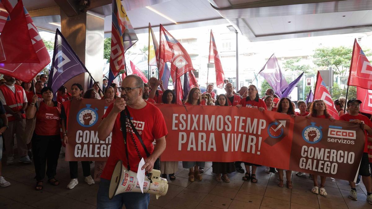 Trabajadores se movilizan en Vigo contra la apertura comercial los domingos