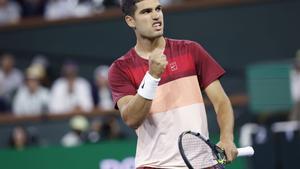INDIAN WELLS (United States), 11/03/2025.- Carlos Alcaraz of Spain reacts after a game against Denis Shapovalov of Canada during the men’s third round match of the BNP Paribas Open tennis tournament in Indian Wells, California, USA, 10 March 2025. (Tenis, España) EFE/EPA/JOHN G. MABANGLO