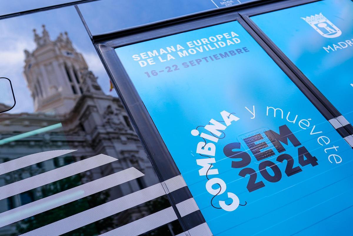 Emblema de la Semana Europea de la Movilidad en uno de los autobuses de la EMT de Madrid.