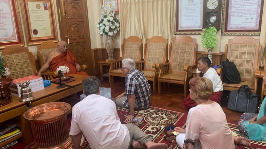 Representantes del proyecto y de la fundación con Sitagu Sayadaw en Myanmar.