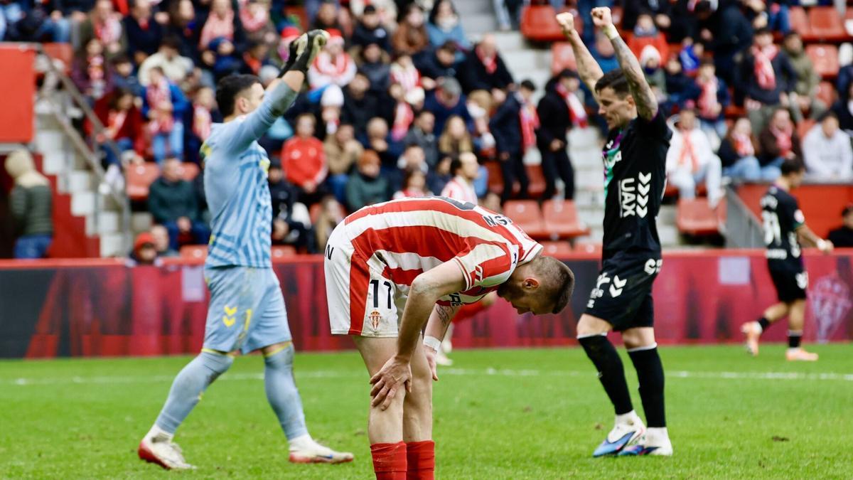 Un momento del último encuentro en El Molinón contra el Málaga.