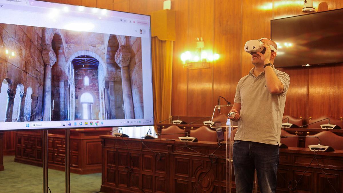 El arqueólogo Javier Ordoño haciendo una demostración con las gafas de realidad virtual.