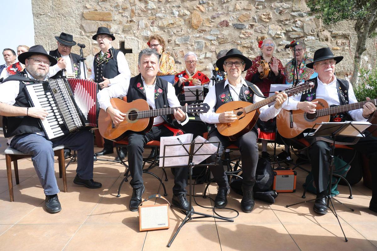 La Agrupación de Folklore El Trébol ha amenizado la presentación.