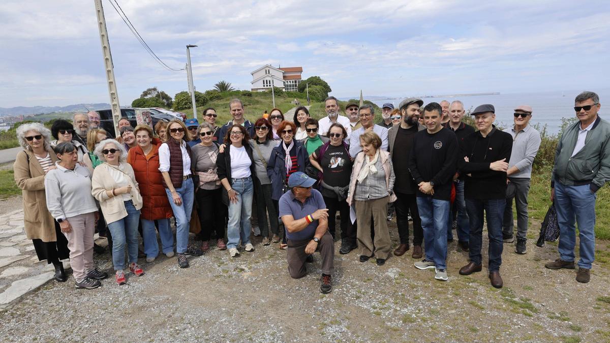 Homenaje a Rosario de Acuña junto a su casa en El Cervigón