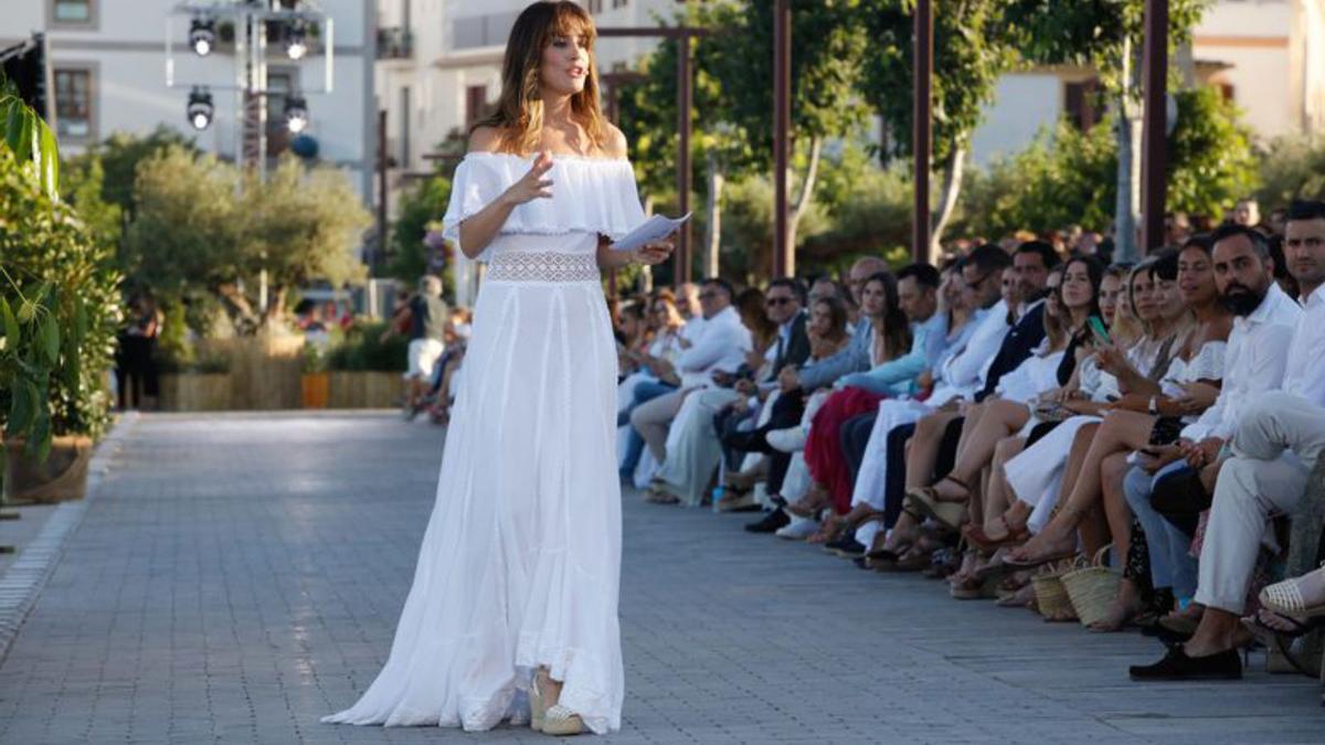 La presentadora de la pasarela, la periodista Isabel Jiménez.