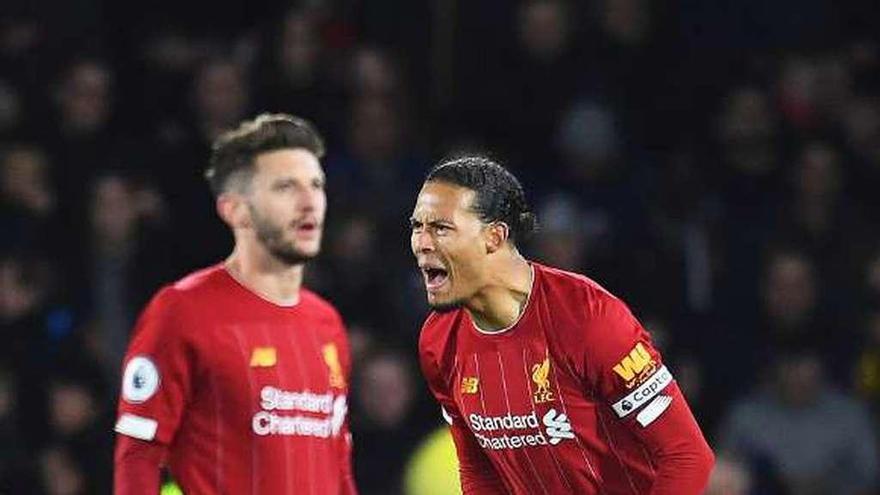 Van Dijk grita a sus compañeros tras encajar un gol. // Reuters