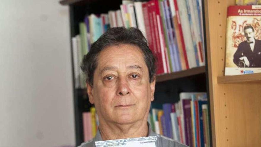 El sociólogo Adrián Sotelo con un ejemplar de su libro.