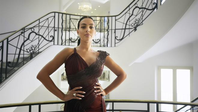 Georgina Rodríguez con el vestido de Jean Paul Gaultier para asistir a Cannes, en la serie 'Soy Georgina'