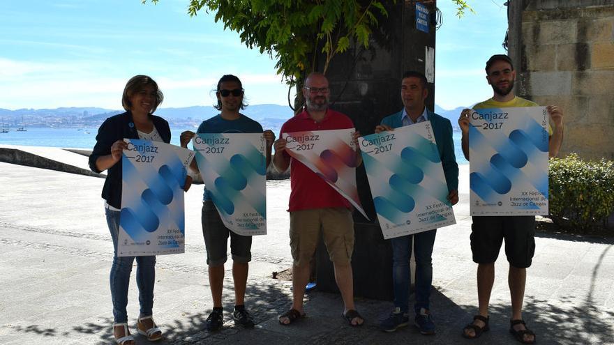 De izquierda a derecha, Mercedes Giráldez, Iago Fernández, Héitor Mera, Xosé Leal y Xan Campos, en la presentación de hoy en Cangas. //Santos A.