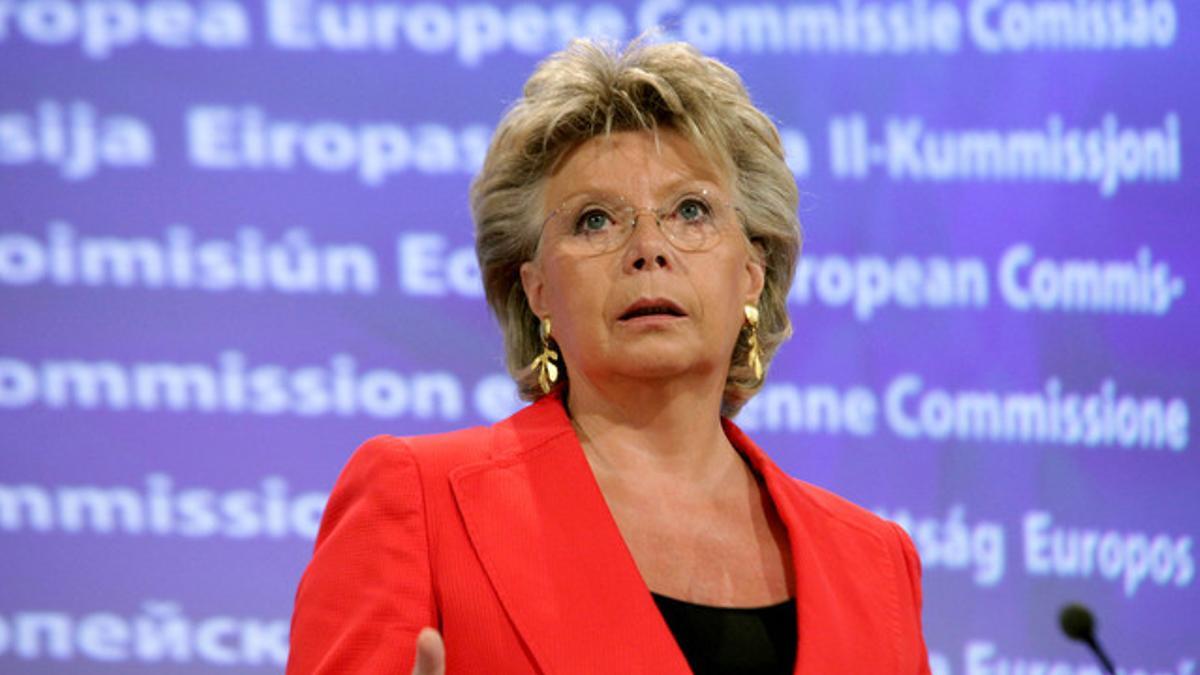 La vicepresidenta de la Comisión Europea, Viviane Reding, durante una rueda de prensa.