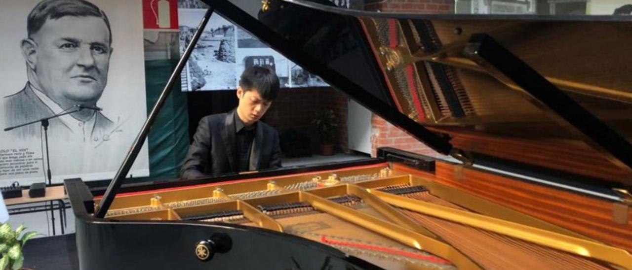 El taiwanés Ching Yi, ayer, al piano, en Candás. | B. G.