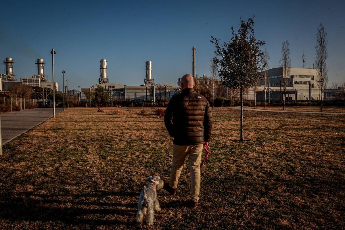 bArcelona 30/01/2024 Barcelona Vecinos de los alrededores de la incineradora Tersa denuncian la presencia habitual de polvo negro en su casa. EL ayuntamiento de SAnt Adrià dice que el origen es desconocido e investiga de donde proviene. - Enrique Ordiñaga, vecino afectado, pasea a su perra en un espacio entre su edificio y las fábricas de TErsa y Endesa, posibles causantes del polvo negro, que también se acumula en las patas de su mascota, que tiene que limpiar cada vez. AUTOR: JORDI OTIX